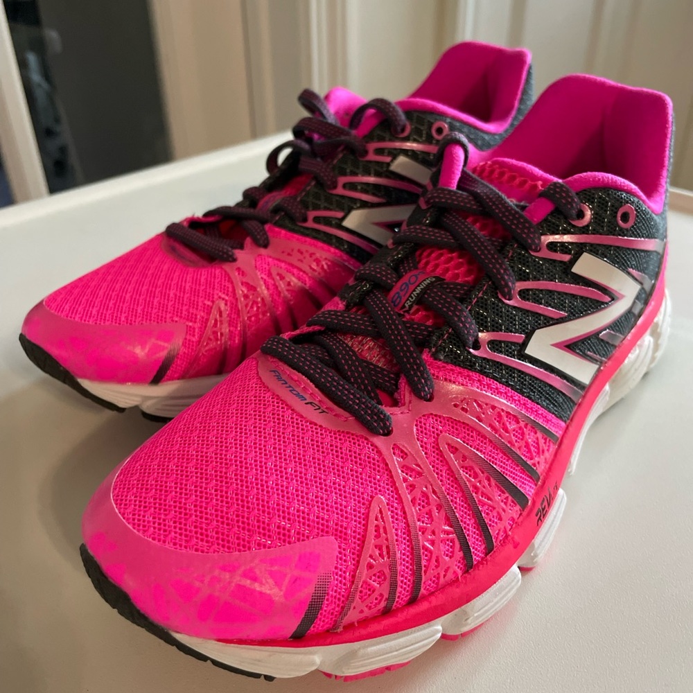 New Balance Susan Komen Size 8 Ladies sneakers